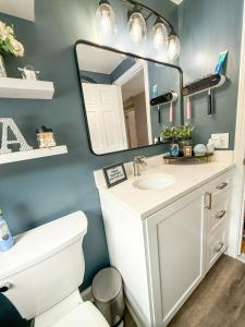 ロッキー・ヒルにあるThe Allard Getawayの白い洗面台と鏡のあるバスルーム