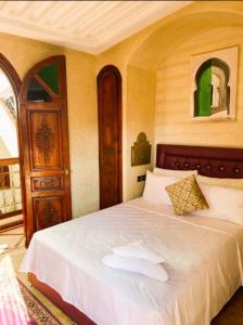 マラケシュにあるCharmant Riad avec piscine, au Coeur de Marrakechの部屋にある大きな白いベッドのある寝室