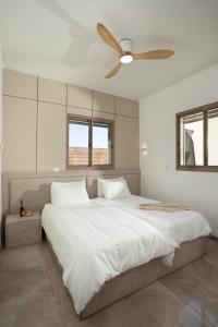 Ένα ή περισσότερα κρεβάτια σε δωμάτιο στο וילת כוכב "נופש בכנרת"