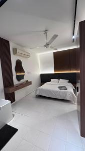 Una cama o camas en una habitación de Aurum Azure