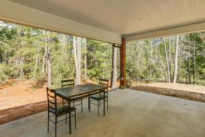 Fotografie z fotogalerie ubytování Home with Pool Access Fishing at Lake Sam Rayburn! v destinaci Brookeland