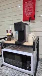 ハッタにあるPrivate Chalet with Pool & Breakfast شاليه خاص مع مسبح و إفطارの電子レンジ、テーブル、コーヒーメーカー