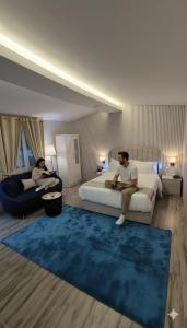 ハッタにあるPrivate Chalet with Pool & Breakfast شاليه خاص مع مسبح و إفطارの2名用 ベッド付きのホテルルームです。