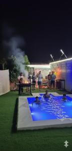 ハッタにあるPrivate Chalet with Pool & Breakfast شاليه خاص مع مسبح و إفطارの夜間のスイミングプール利用