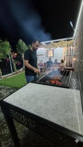 ハッタにあるPrivate Chalet with Pool & Breakfast شاليه خاص مع مسبح و إفطارの夜の男