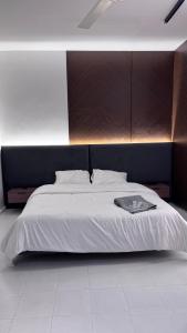 Una cama o camas en una habitación de Aurum Azure