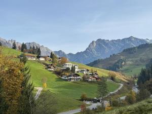 因特萨尔Chalet Pallegg的山上的村庄，有道路和群山