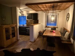 因特萨尔Chalet Pallegg的客厅里有一张桌子和一个厨房 更多9张照片