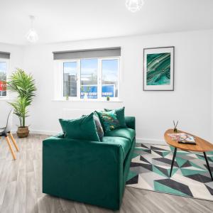 un salon avec un canapé vert et une table dans l'établissement Modern 2Bed Apartment - Netflix - Parking 55C, à Sleightholme