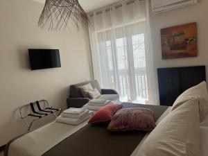 una sala de estar con un sofá y una silla en Salerno4Seasons, en Salerno