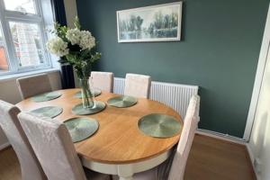 Χώρος καθιστικού στο Meriden Apartment Retreat - Sleeps 7 - Near Nec