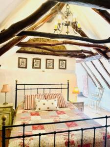 ein Schlafzimmer mit einem Bett im Dachgeschoss in der Unterkunft Fairytale Cottage in the Country in Hornton