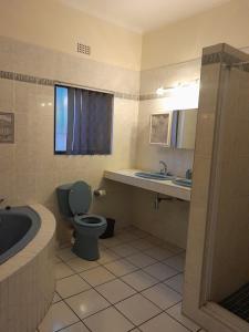 Ένα μπάνιο στο Palm Tree Guest House, Manzini