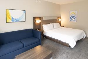 Postel nebo postele na pokoji v ubytování Holiday Inn Express & Suites Burlington - Mount Holly by IHG