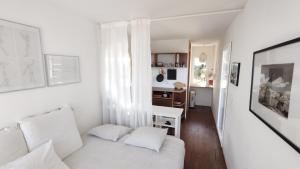 TV a/nebo společenská místnost v ubytování Vicentine Coast Art Cabins