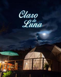 a sign that reads clano de la luna at night at Glamping Claro de Luna in Guatavita
