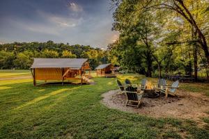 een groep stoelen en een tent in een veld bij Luxury Glamping Near Gatlinburg and Asheville in Newport