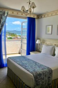 una camera con letto e vista sulla spiaggia di Destino Floripa Jurerê In a Florianópolis Altre 180 foto