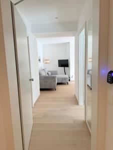 pasillo que conduce a una sala de estar con sofá en LIMIX Stays, en Appiano sulla Strada del Vino