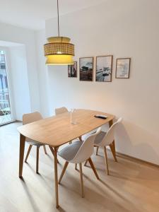 Una mesa de comedor y sillas en una habitación. en LIMIX Stays, en Appiano sulla Strada del Vino