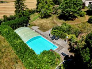 an overhead view of a house with a swimming pool at Maison la grande serre in Blaslay