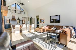 Χώρος καθιστικού στο 3 Mi to Holiday Valley Mtn-View Home with Hot Tub