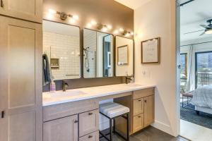 Ένα μπάνιο στο 3 Mi to Holiday Valley Mtn-View Home with Hot Tub +34 φωτογραφίες