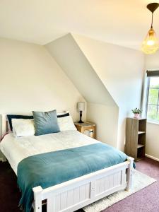 Ένα ή περισσότερα κρεβάτια σε δωμάτιο στο Stylish Family Retreat