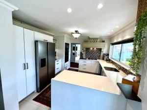 Η κουζίνα ή μικρή κουζίνα στο Stylish Family Retreat