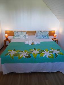 Un dormitorio con una cama con toallas. en Faré blue lagoon, en Moorea