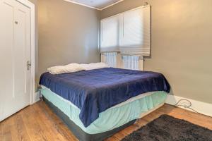 Postel nebo postele na pokoji v ubytování Urban Retreat 1 Mi to Riverfront! Detroit Duplex