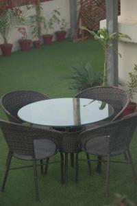 Κήπος έξω από το Sapphire Suits & Boutique Hotel