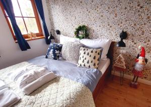 ein Schlafzimmer mit einem Bett mit einem Weihnachtsmann-Hut darauf in der Unterkunft Chillinn Bikavér Cottage Eger in Eger + 54 Fotos