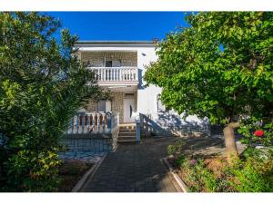 Un jardín fuera de Apartment in Starigrad-Paklenica 6881