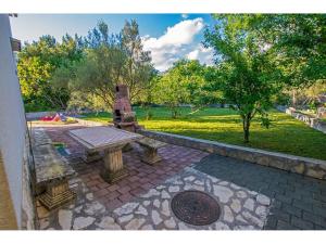 Un jardín fuera de Apartment in Starigrad-Paklenica 6881