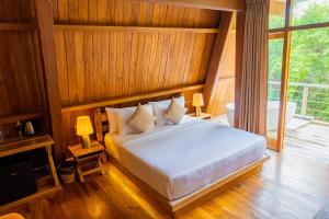 een slaapkamer met een bed en een groot raam bij Wilpattu Safari Resort in Wilpattu