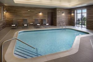 Bazén v ubytování Fairfield Inn & Suites by Marriott Lincoln Southeast nebo v jeho okolí