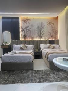 Habitación de hotel con 2 camas y bañera en Atlantis Hotel, en El Cairo