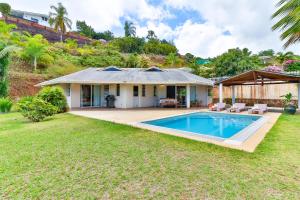 a house with a swimming pool in the yard at Blue Horizon - La Villa Sora - Pool - Sea view in Punaauia
