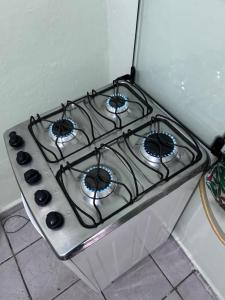 een kookplaat met vier branders in een keuken bij Casa da vó julieta in Aparecida