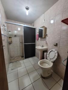 een badkamer met douche, toilet en wastafel bij Casa da vó julieta in Aparecida