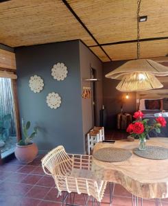 a dining room with a table and chairs at Brasa Loft de Campo in Colonia Las Rosas +12 photos