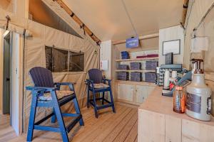 een kamer met twee blauwe stoelen en een toonbank bij Luxury Glamping Near Gatlinburg and Asheville in Newport