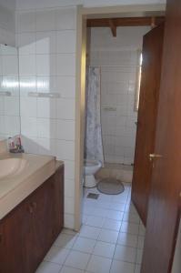 ein Badezimmer mit Waschbecken und Toilette in der Unterkunft Casa rústica en zona de bodegas amplio jardín pileta fogón y churrasqueara in Ciudad Lujan de Cuyo