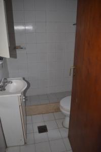 ein Badezimmer mit Toilette und Waschbecken in der Unterkunft Casa rústica en zona de bodegas amplio jardín pileta fogón y churrasqueara in Ciudad Lujan de Cuyo