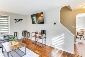 a living room with a couch and a table at Cozy Home 4 Mi to YSU Campus Penguins Welcome! in Boardman