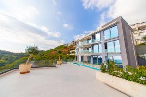 Nespecifikovaný výhled na hory nebo výhled na hory při pohledu z vily