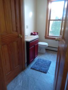 Ένα μπάνιο στο Convenient, Cozy, Mid-Coast Maine Cottage