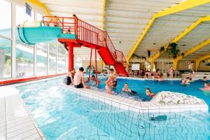 a group of people in a swimming pool at Camping Noetselerberg - Sallandse Stee - Stacaravan 5pers in Nijverdal