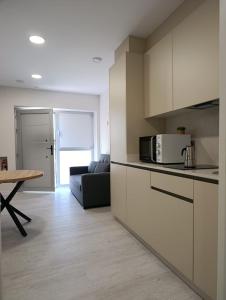 Kuchyň nebo kuchyňský kout v ubytování Apartamentos Turísticos Praia dos Crsitais